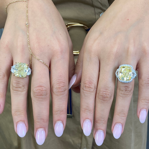 Yellow diamond on the center with 2 white diamonds on the sides 