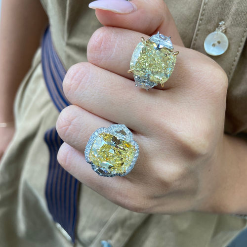 Yellow diamond on the center with 2 white diamonds on the sides 