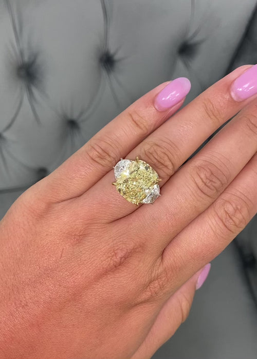 Yellow diamond on the center with 2 white diamonds on the sides 