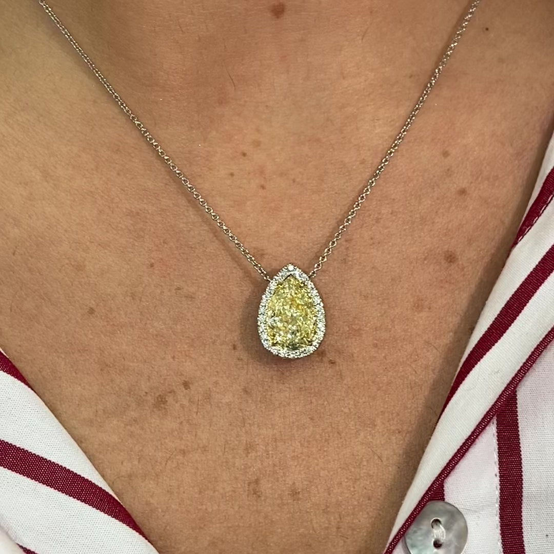 Unique GIA certified pear shaped yellow diamond necklace in yellow gold with stunning canary diamonds and a SI1 clarity.