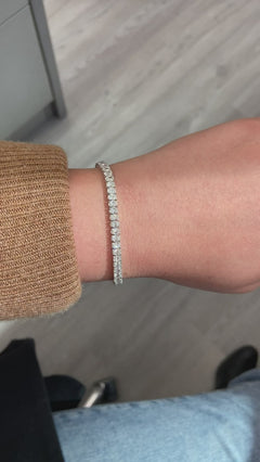 oval tennis bracelet. Oval diamond bracelet. Simple diamond bracelet. White tennis bracelet