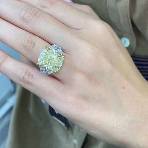 Yellow diamond on the center with 2 white diamonds on the sides 